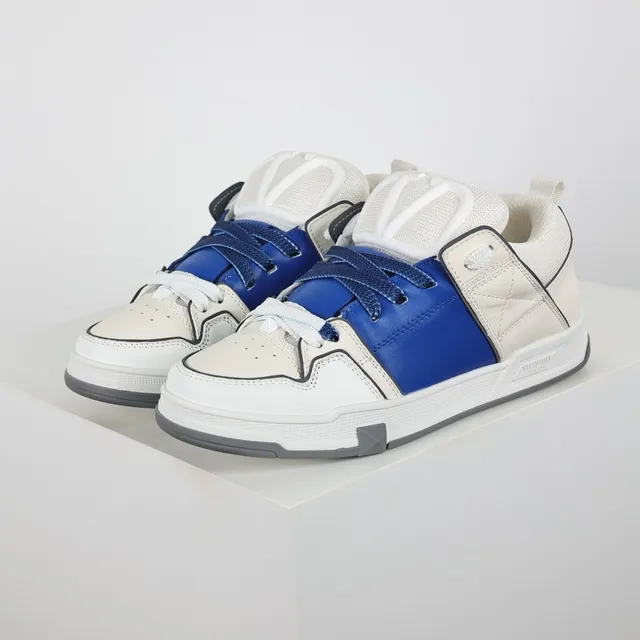 Valentino Garavani One Stud sneakers lifestyle blanc et bleu royal 2
