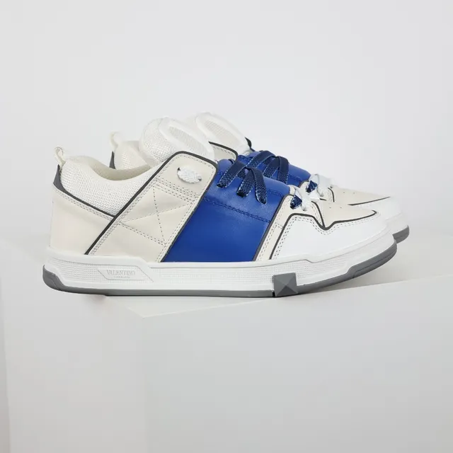 Valentino Garavani One Stud sneakers lifestyle blanc et bleu royal 3