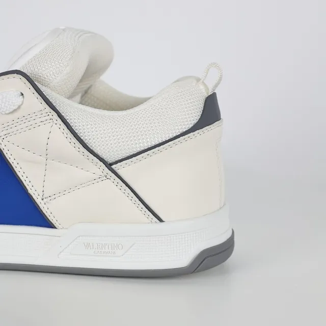 Valentino Garavani One Stud sneakers lifestyle blanc et bleu royal 4