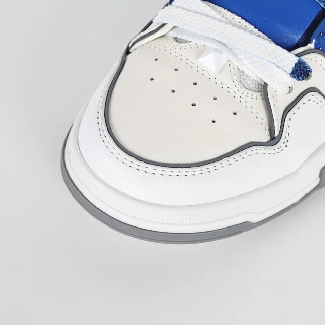 Valentino Garavani One Stud sneakers lifestyle blanc et bleu royal 5