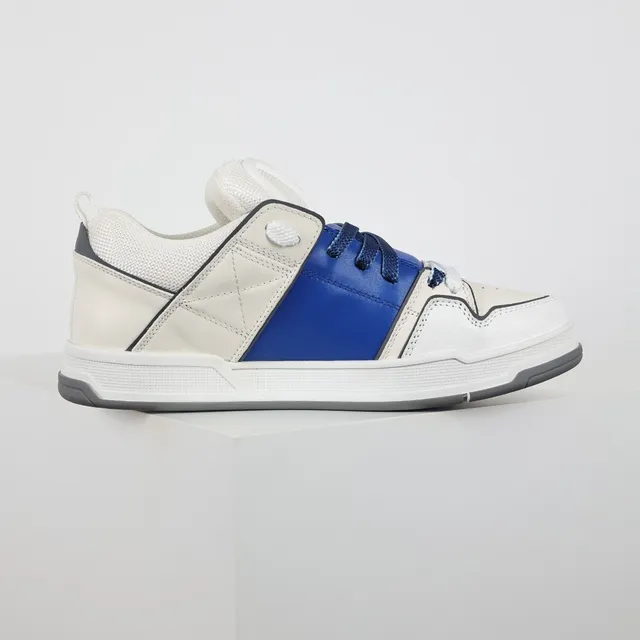 Valentino Garavani One Stud sneakers lifestyle blanc et bleu royal 7