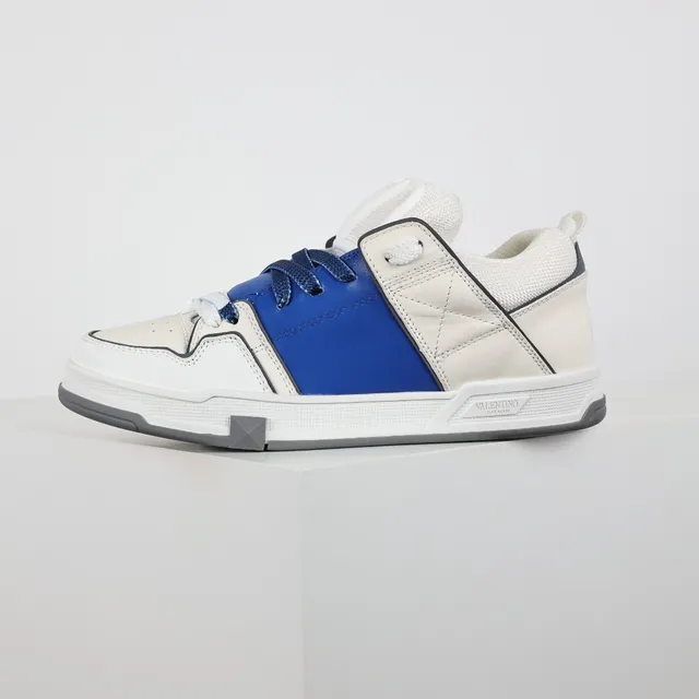 Valentino Garavani One Stud sneakers lifestyle blanc et bleu royal 9
