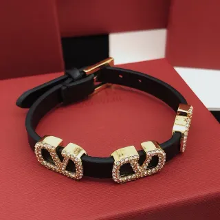 Valentino Garavani VLOGO سوار مطاطي أسود مزين بالكريستال