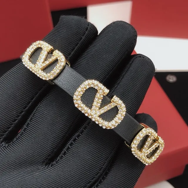 Valentino Garavani VLOGO Bracelet en caoutchouc noir orné de cristaux 3