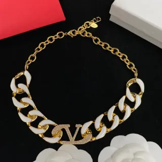Collar Valentino con cadena curb-link gruesa en oro blanco con inlay de esmalte