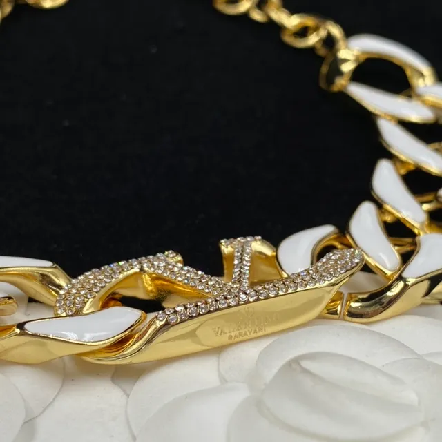 Collier Valentino chaîne curb-link grosse or blanc avec inlay d'émail 3