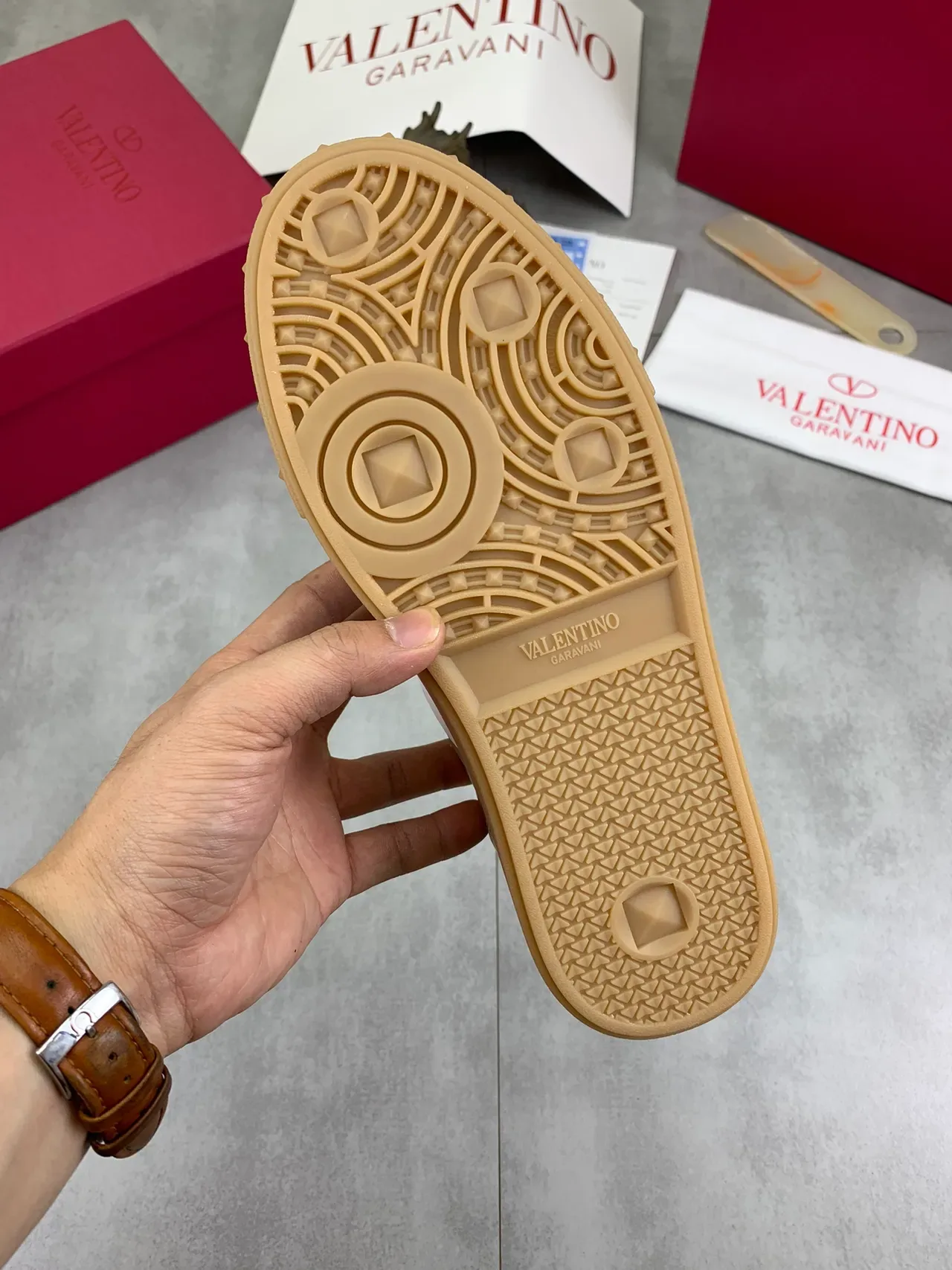 Valentino Sneakers Lifestyle avec lacets en cuir métallique doré blanc 2