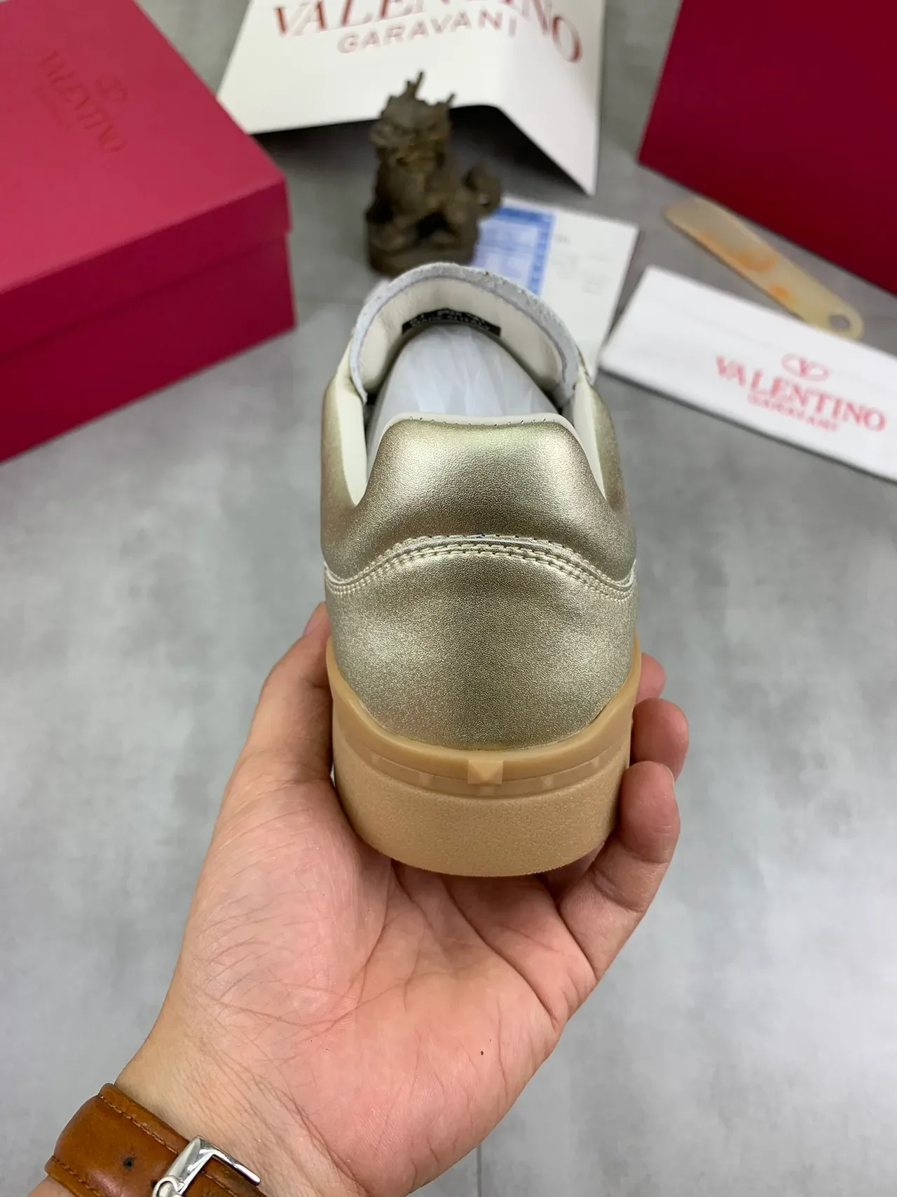 Valentino Sneakers Lifestyle avec lacets en cuir métallique doré blanc 3