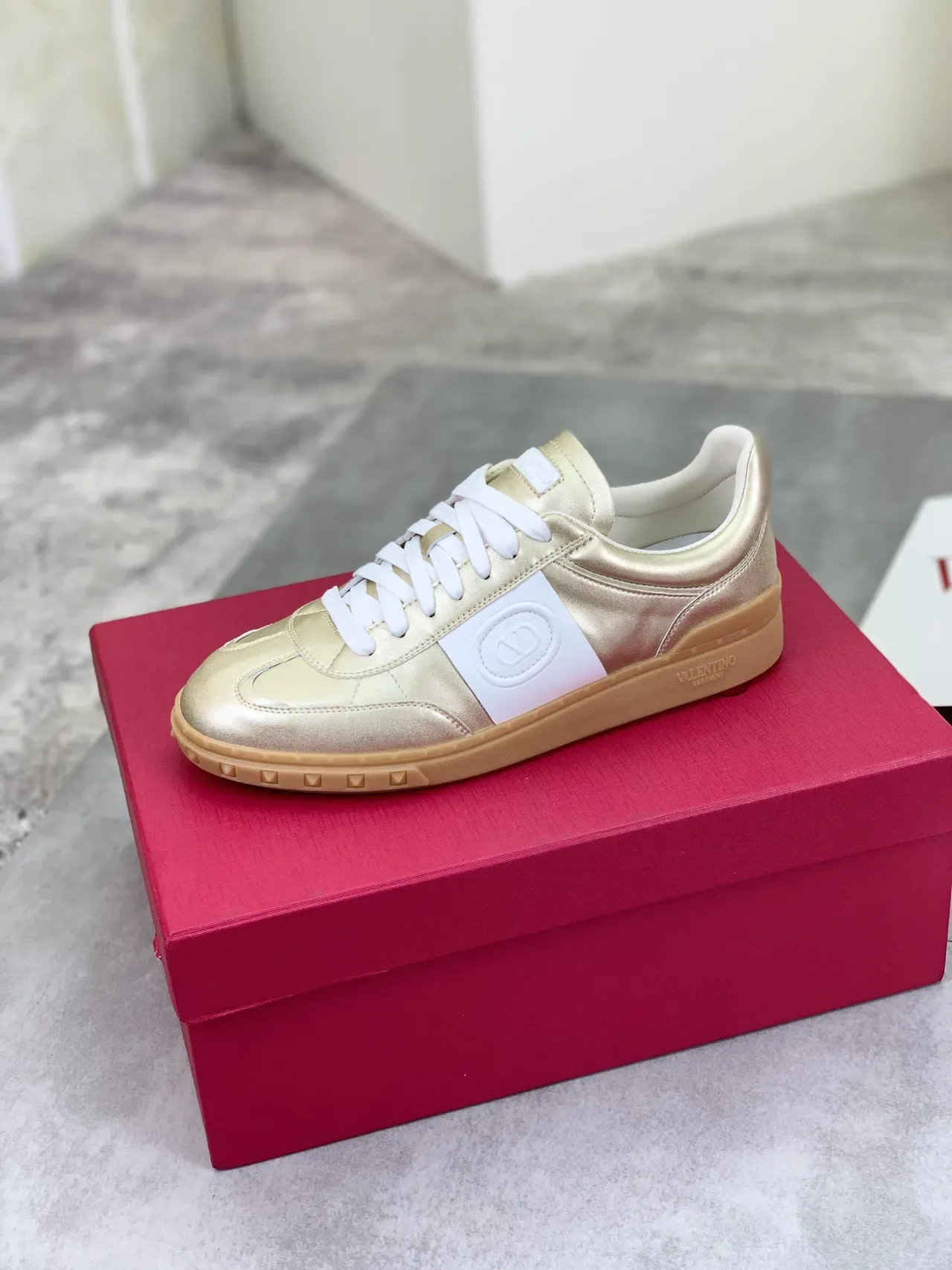 Valentino Sneakers Lifestyle avec lacets en cuir métallique doré blanc 4