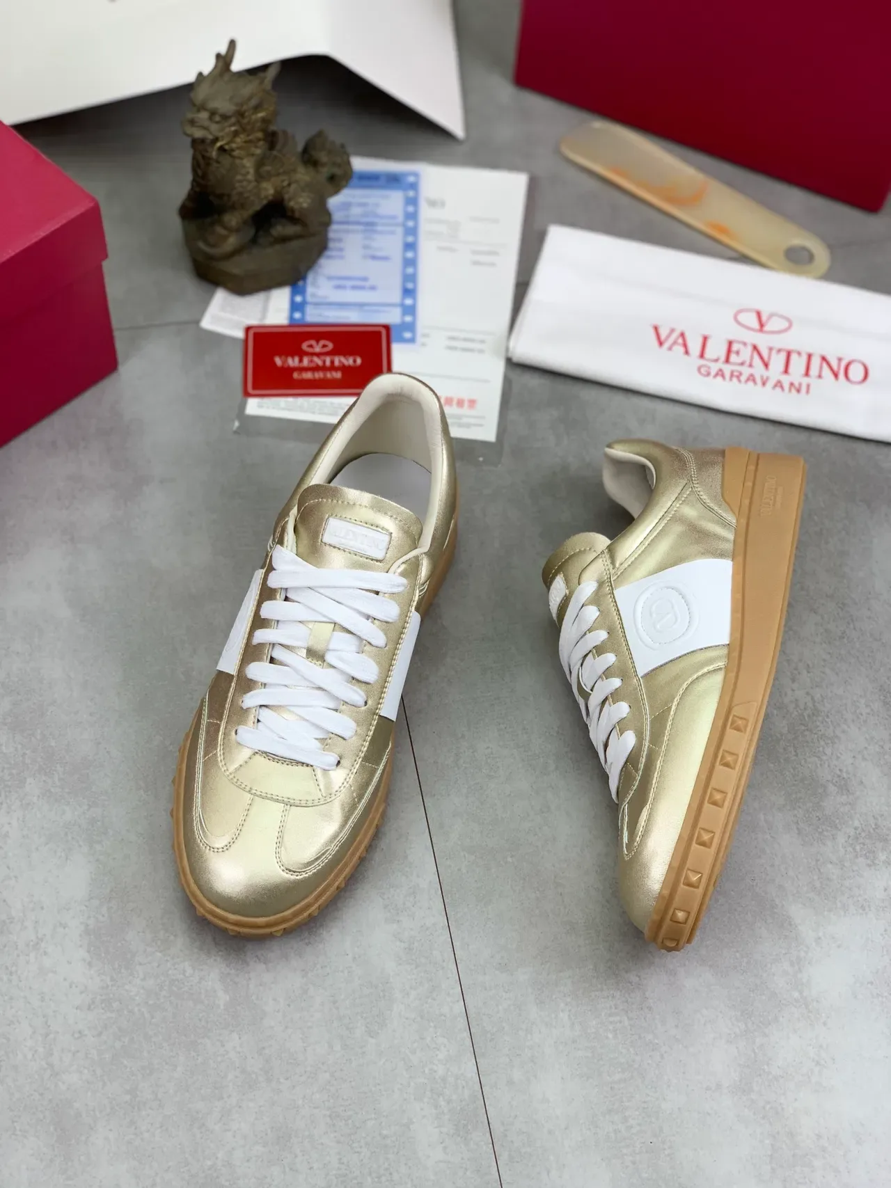 Valentino Sneakers Lifestyle avec lacets en cuir métallique doré blanc 5