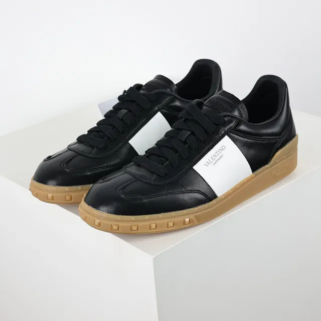 Valentino Rockstud-Inspired Tênis lifestyle de couro preto e branco 2