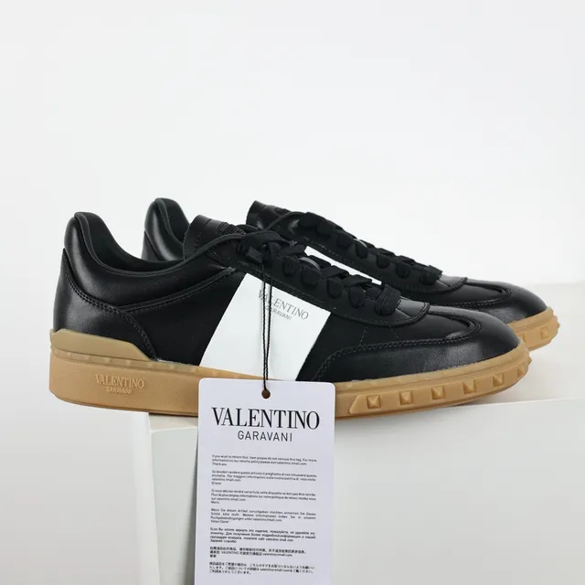 Valentino Rockstud-Inspired Tênis lifestyle de couro preto e branco 3