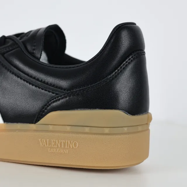 Valentino Rockstud-Inspired Tênis lifestyle de couro preto e branco 4