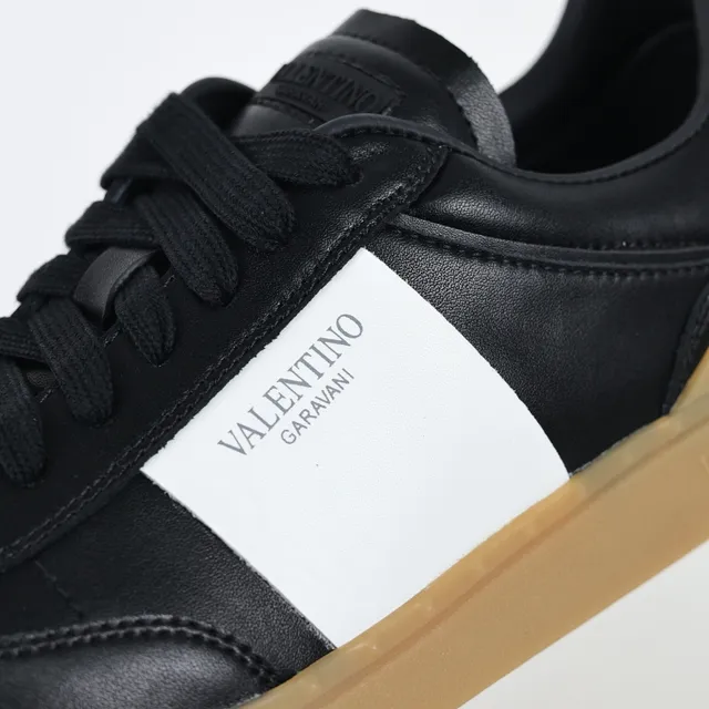 Valentino Rockstud-Inspired Tênis lifestyle de couro preto e branco 6