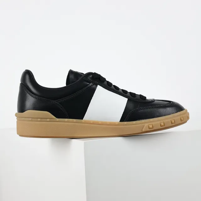 Valentino Rockstud-Inspired Tênis lifestyle de couro preto e branco 7