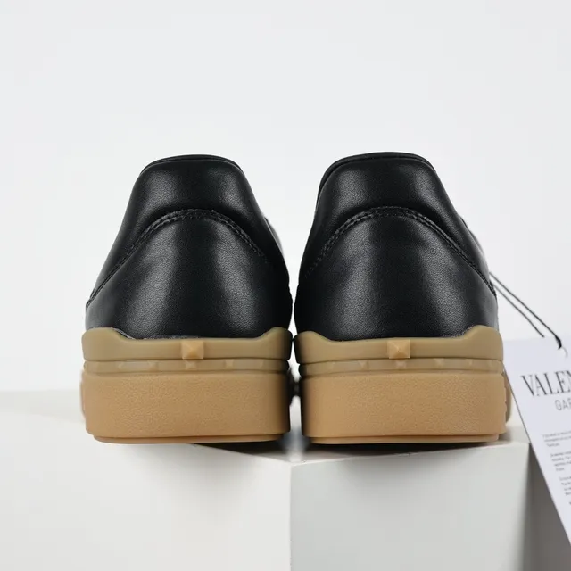 Valentino Rockstud-Inspired Tênis lifestyle de couro preto e branco 8