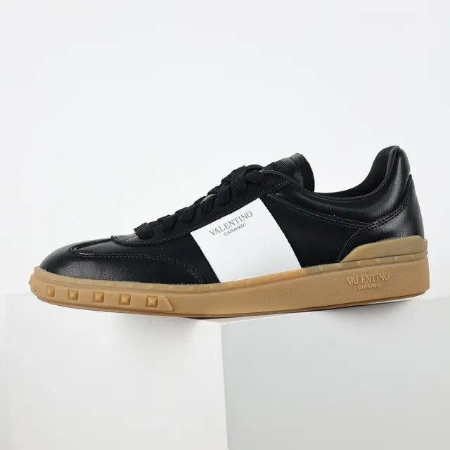 Valentino Rockstud-Inspired Tênis lifestyle de couro preto e branco 9