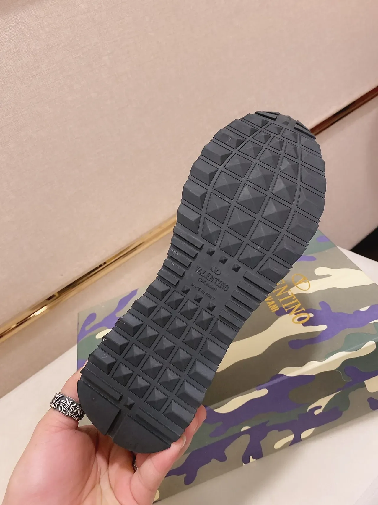 Valentino Rockstud Runner impresión Camo zapatillas lifestyle 2