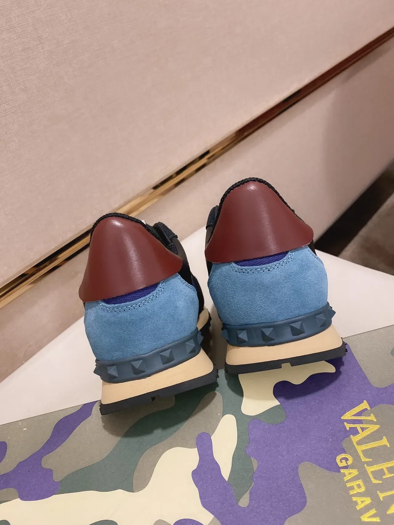Valentino Rockstud Runner impresión Camo zapatillas lifestyle 3