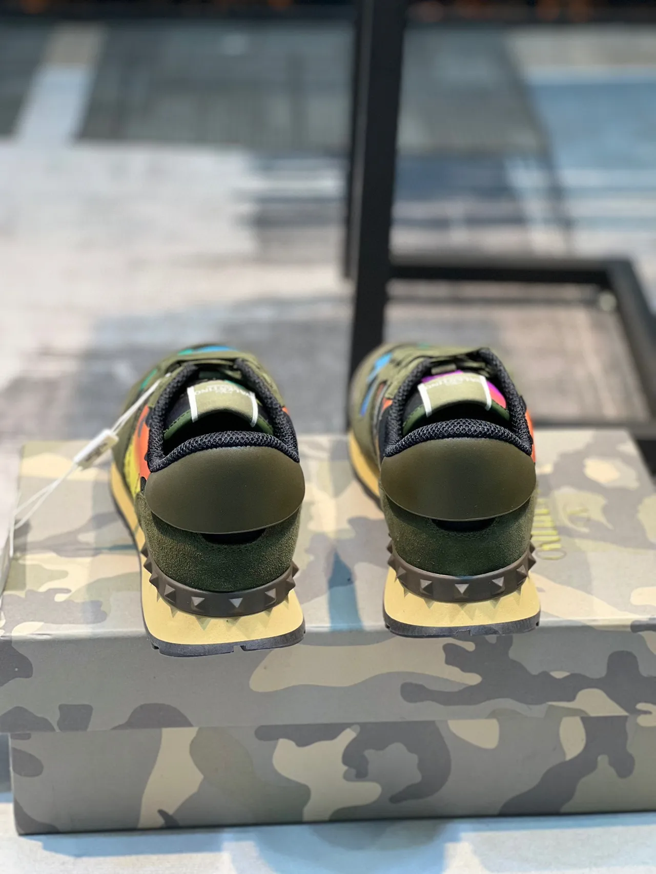 Valentino Rockstud Runner أخضر زيتوني متعدد الألوان حذاء أسلوب حياة 3