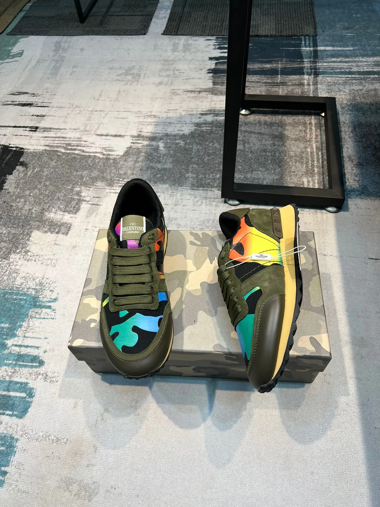 Valentino Rockstud Runner أخضر زيتوني متعدد الألوان حذاء أسلوب حياة 4