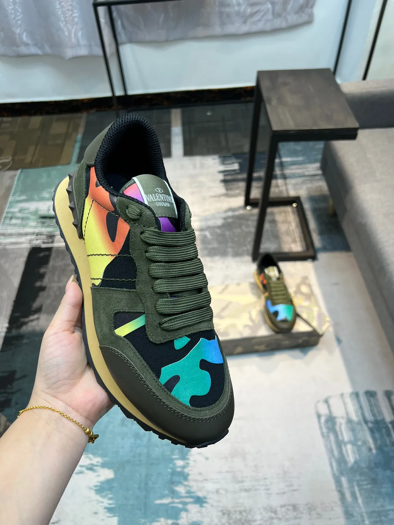 Valentino Rockstud Runner أخضر زيتوني متعدد الألوان حذاء أسلوب حياة 6