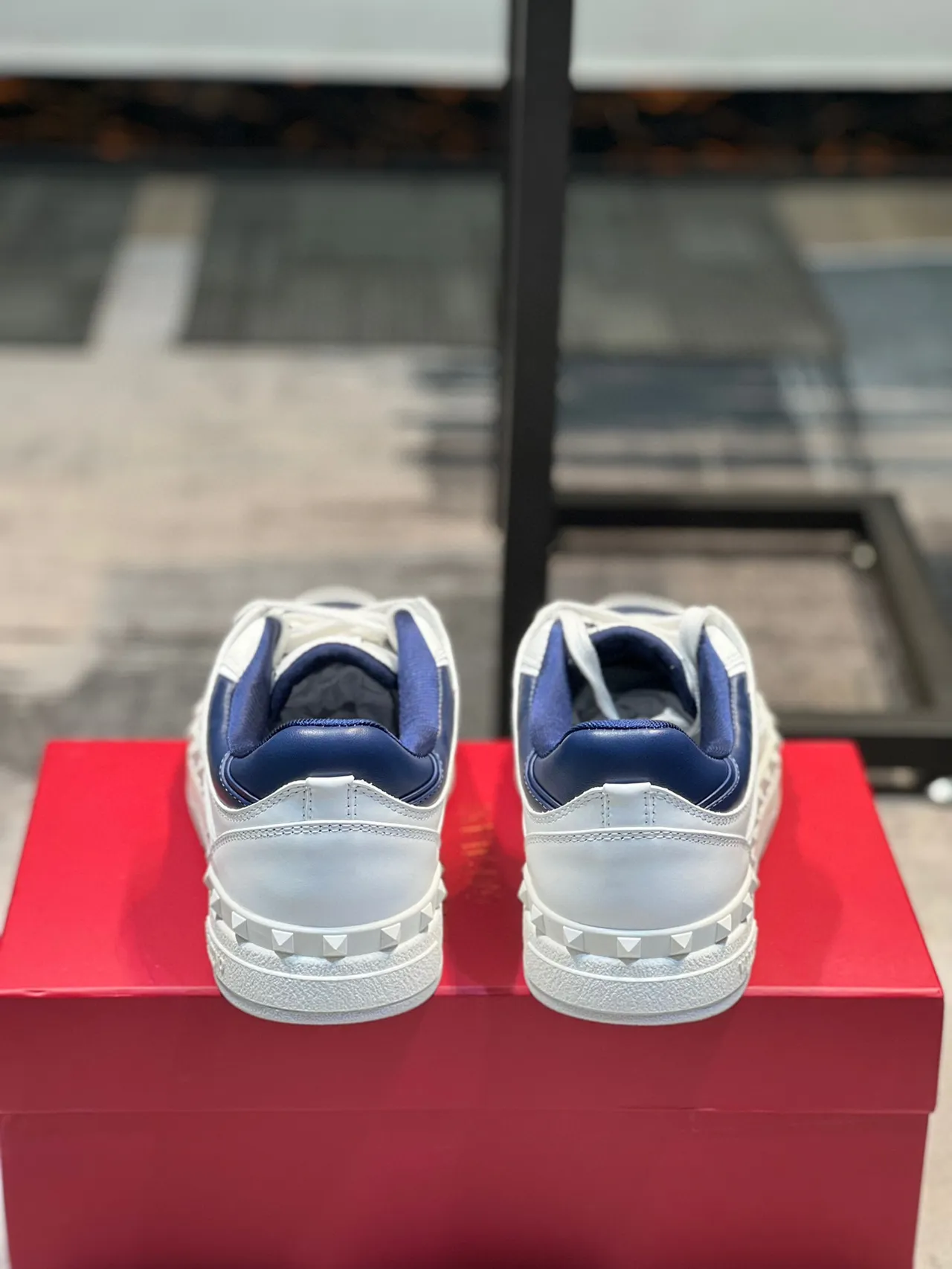 Valentino Rockstud Tênis Lifestyle Branco e Marinho de Couro com Studs 2