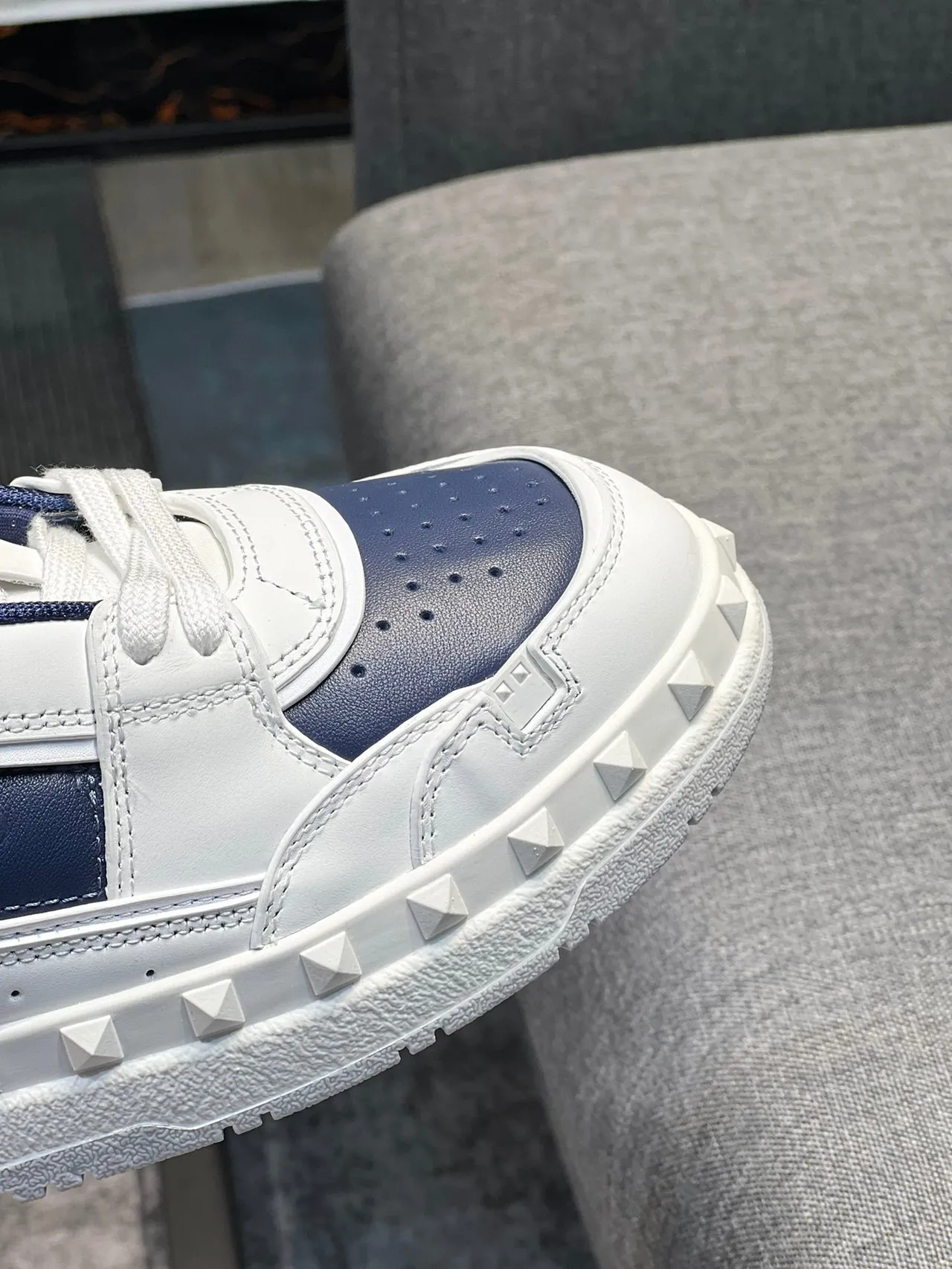 Valentino Rockstud Tênis Lifestyle Branco e Marinho de Couro com Studs 3