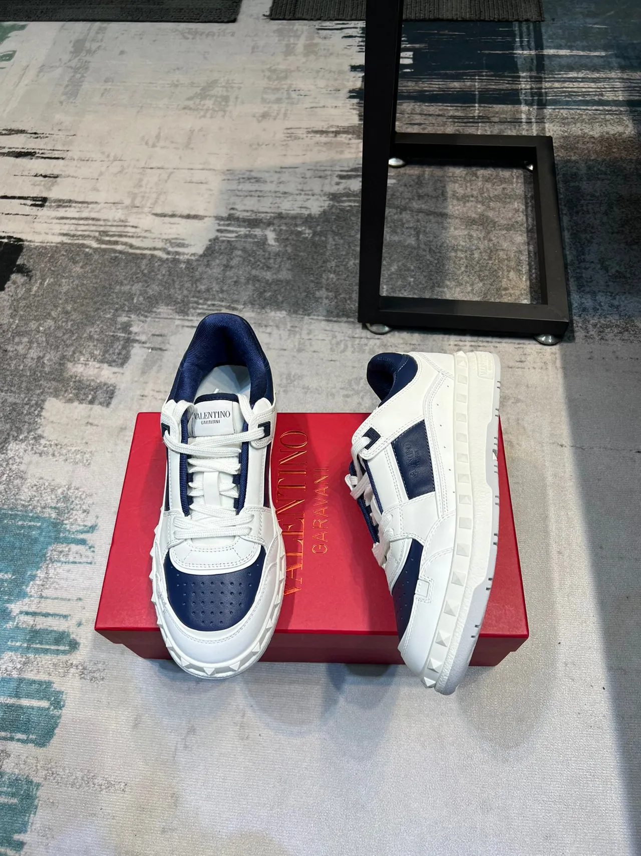 Valentino Rockstud Tênis Lifestyle Branco e Marinho de Couro com Studs 4