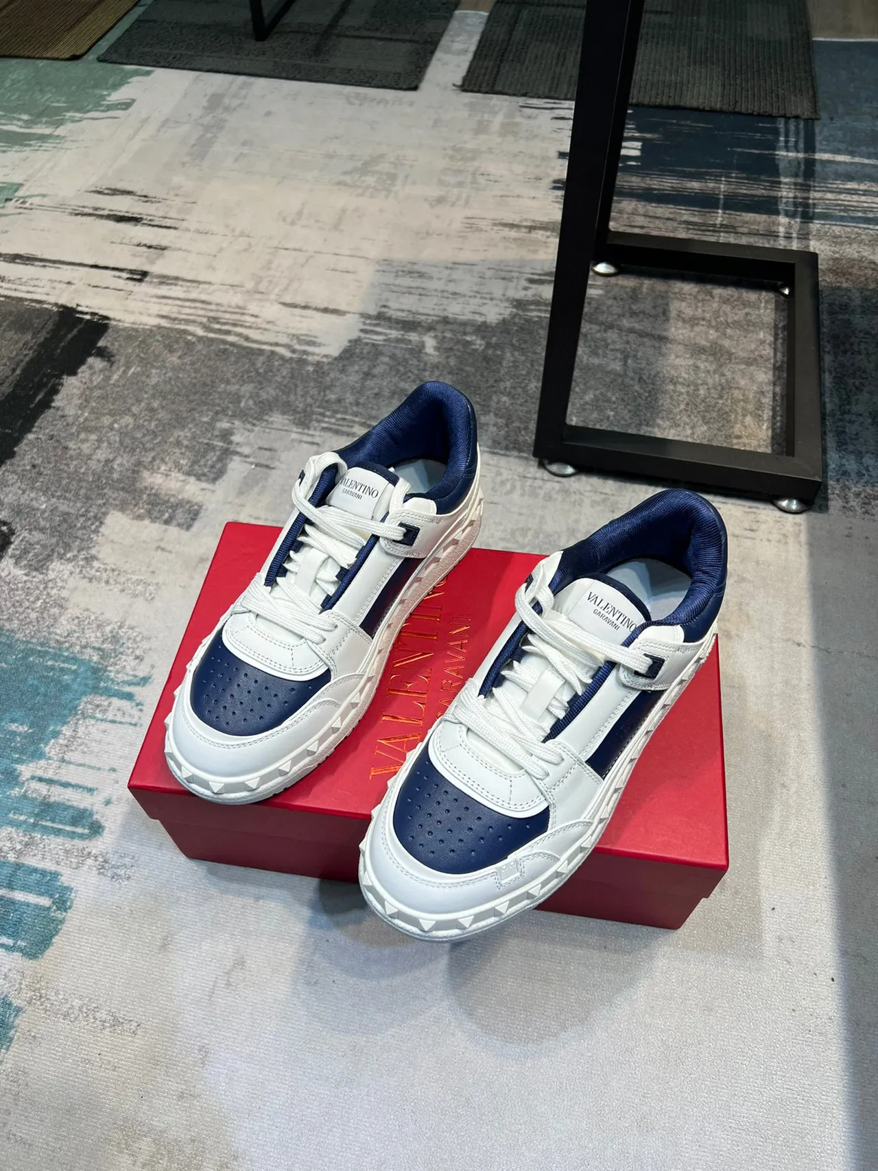 Valentino Rockstud Tênis Lifestyle Branco e Marinho de Couro com Studs 5