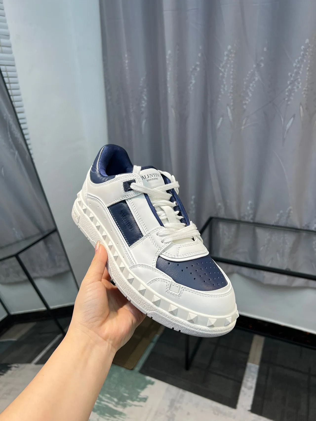 Valentino Rockstud Tênis Lifestyle Branco e Marinho de Couro com Studs 6