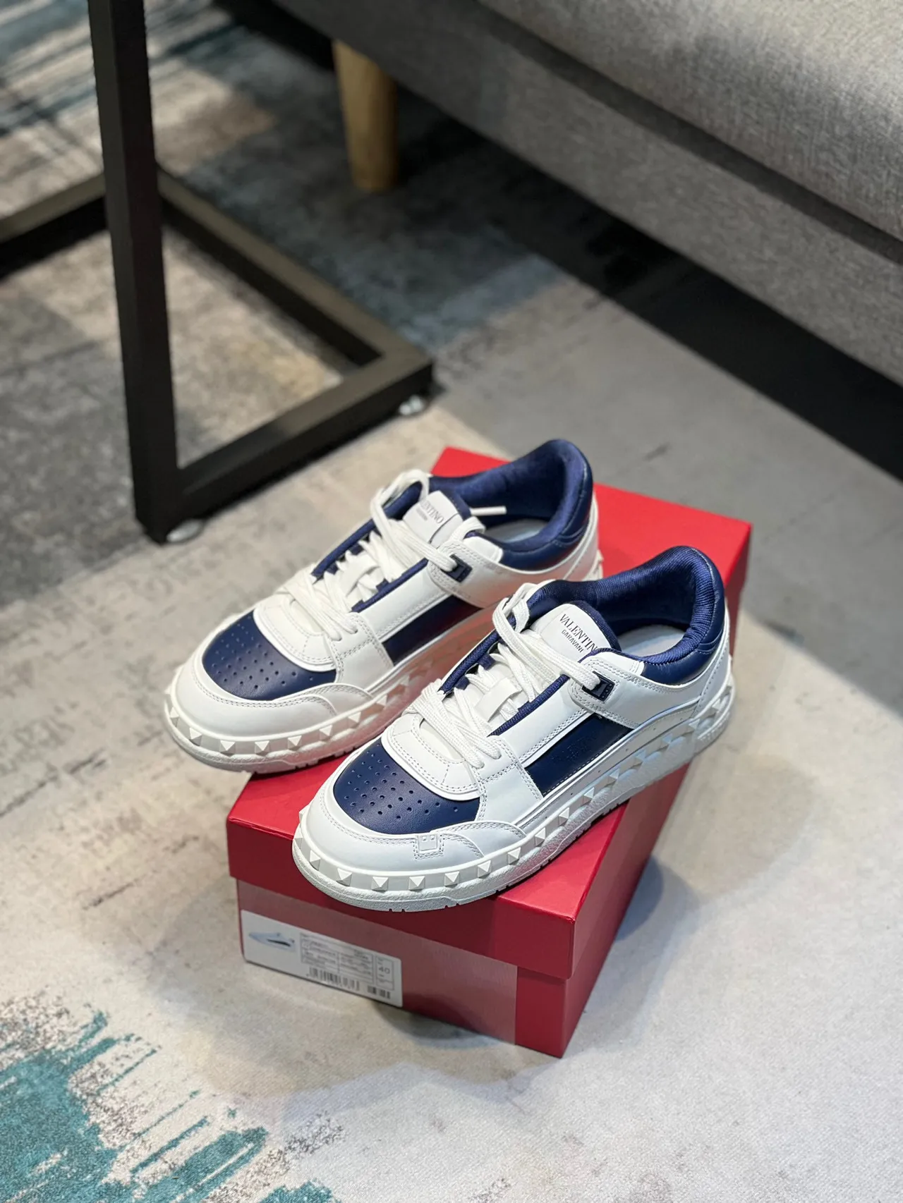Valentino Rockstud Tênis Lifestyle Branco e Marinho de Couro com Studs 7