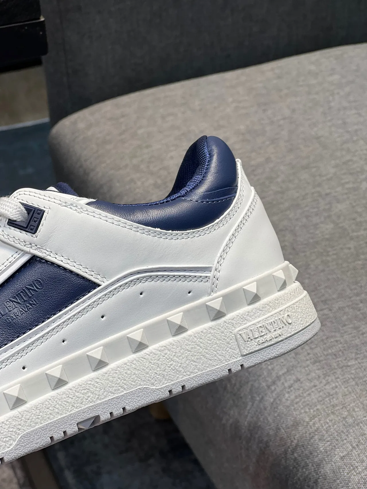 Valentino Rockstud Tênis Lifestyle Branco e Marinho de Couro com Studs 8