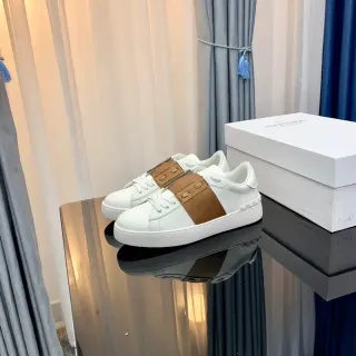 Valentino Rockstud zapatillas lifestyle de cuero blanco y tan