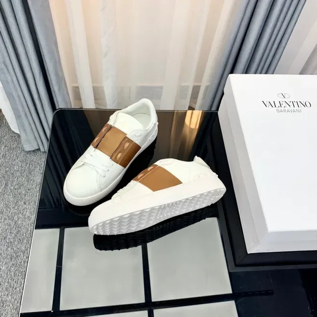 Valentino Rockstud baskets lifestyle en cuir blanc et tan 2