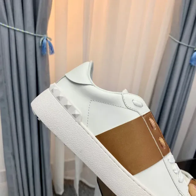 Valentino Rockstud baskets lifestyle en cuir blanc et tan 3