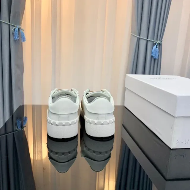 Valentino Rockstud baskets lifestyle en cuir blanc et tan 4