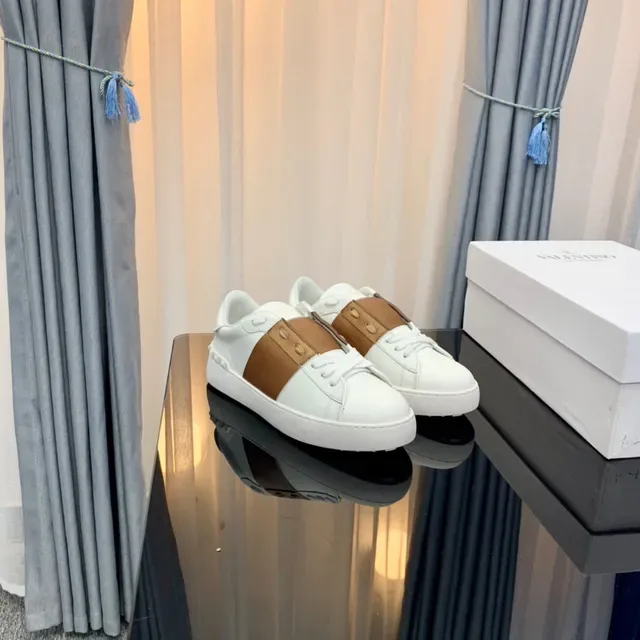 Valentino Rockstud baskets lifestyle en cuir blanc et tan 5