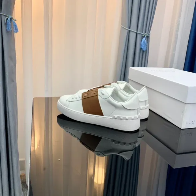 Valentino Rockstud baskets lifestyle en cuir blanc et tan 6