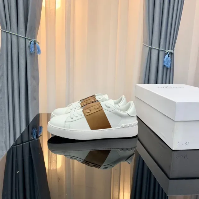 Valentino Rockstud baskets lifestyle en cuir blanc et tan 7
