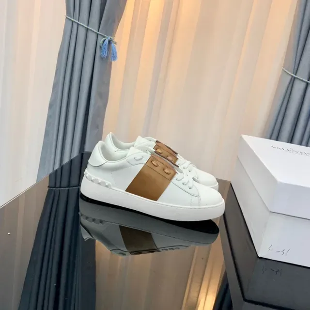 Valentino Rockstud baskets lifestyle en cuir blanc et tan 8