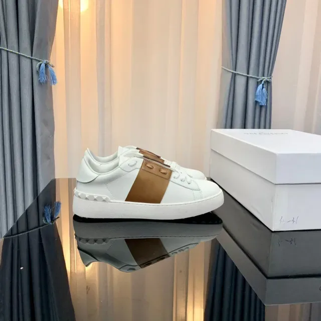 Valentino Rockstud baskets lifestyle en cuir blanc et tan 9