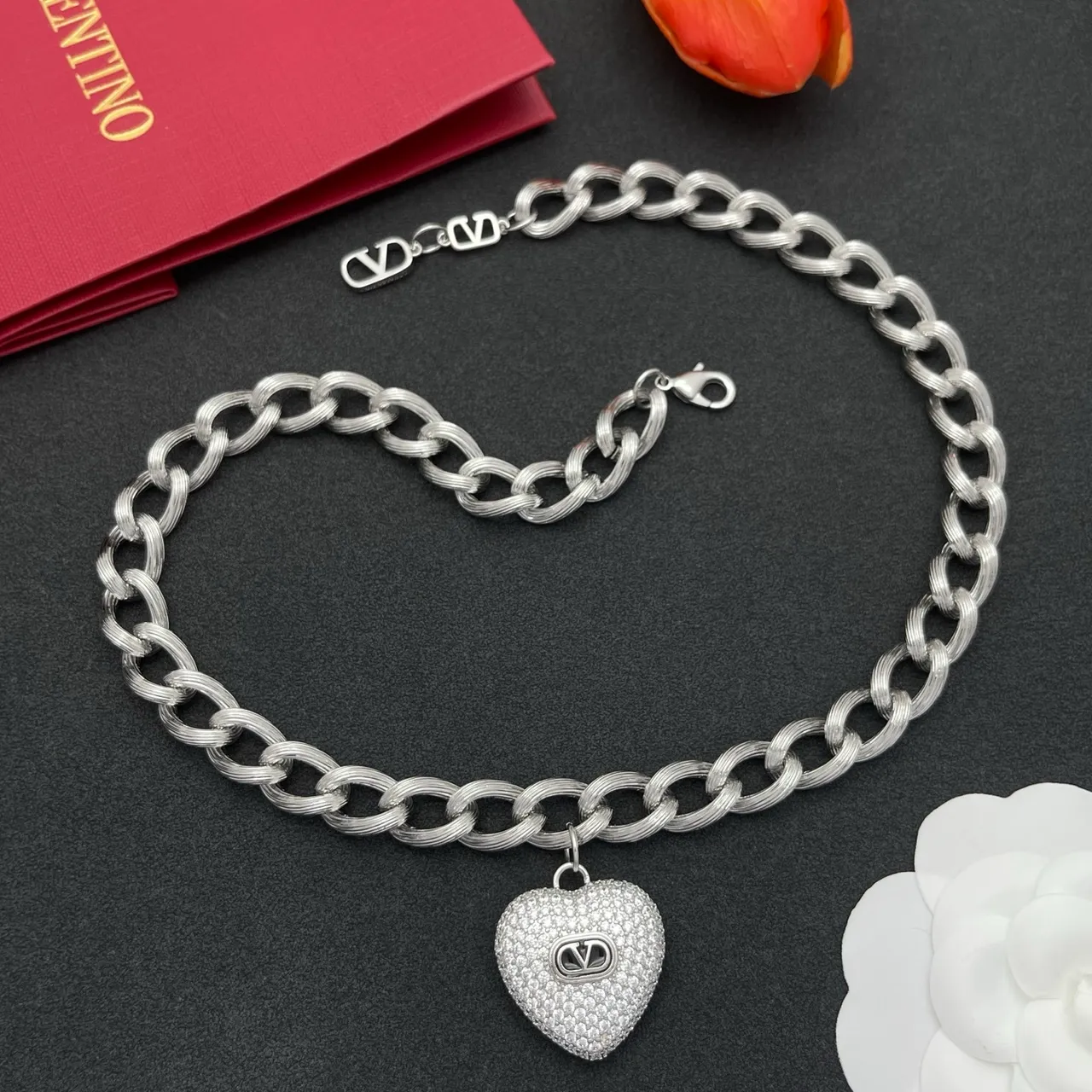 Colar com pingente de coração de Valentino em prata preta corrente curb chunky Pavé-Set 8