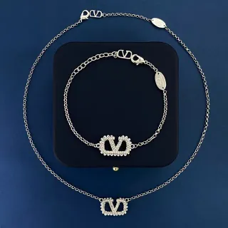 Valentino VLogo Crystal-Pavé Double-V collar con colgante