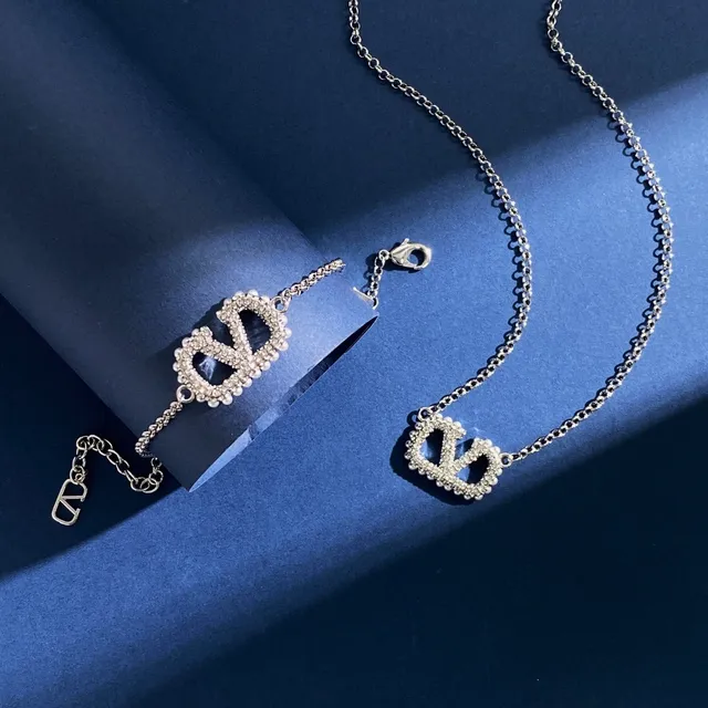 Valentino VLogo Crystal-Pavé Double-V قلادة 4