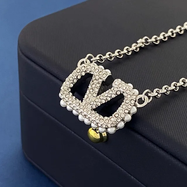 Valentino VLogo Crystal-Pavé Double-V قلادة 7