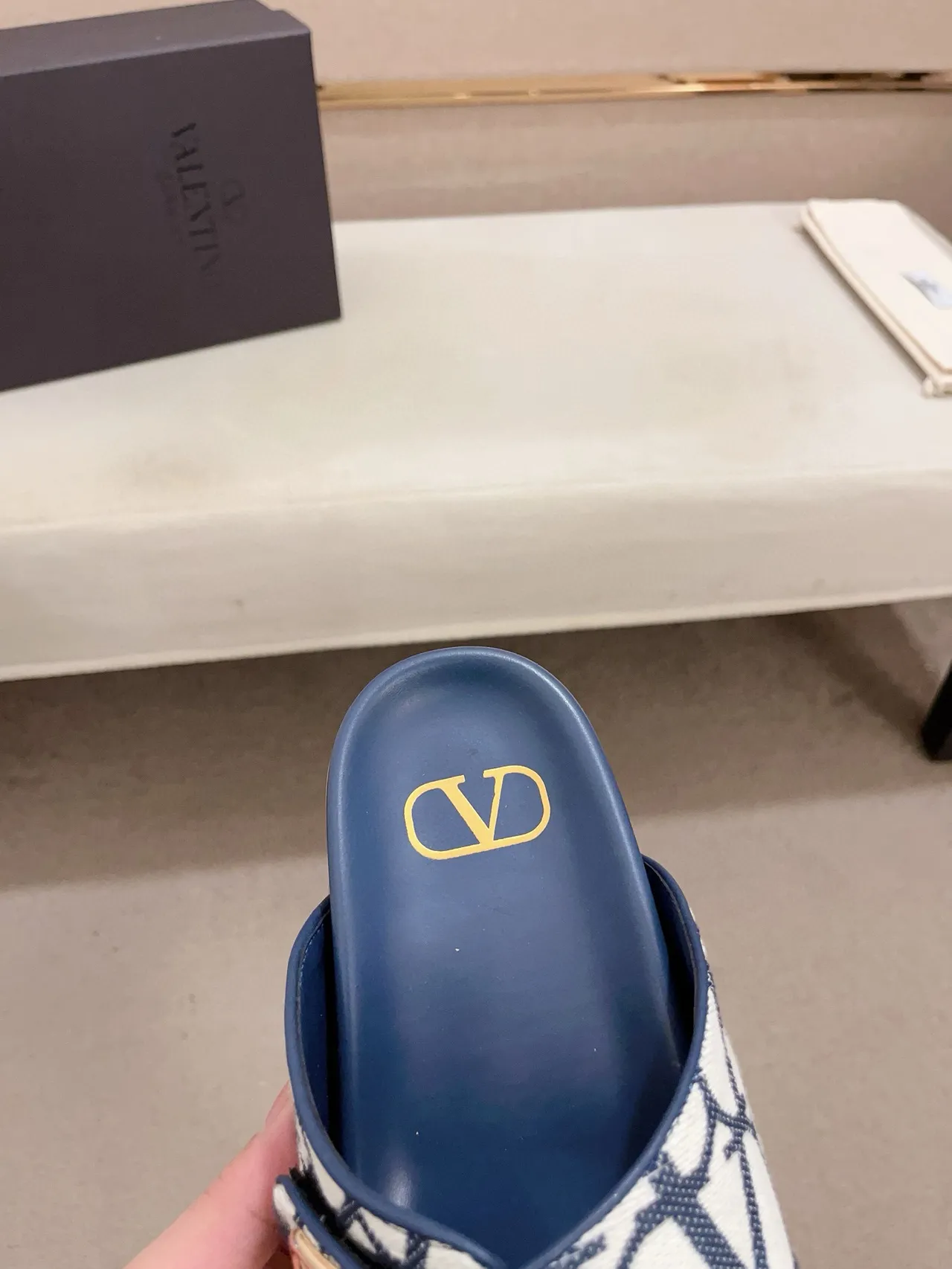 Valentino VLogo Slide Pantoufles en toile imprimée bleu marine et blanc 6