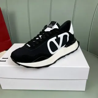 سينكرز لايف ستايل Valentino VLTN Runner أسود وأبيض