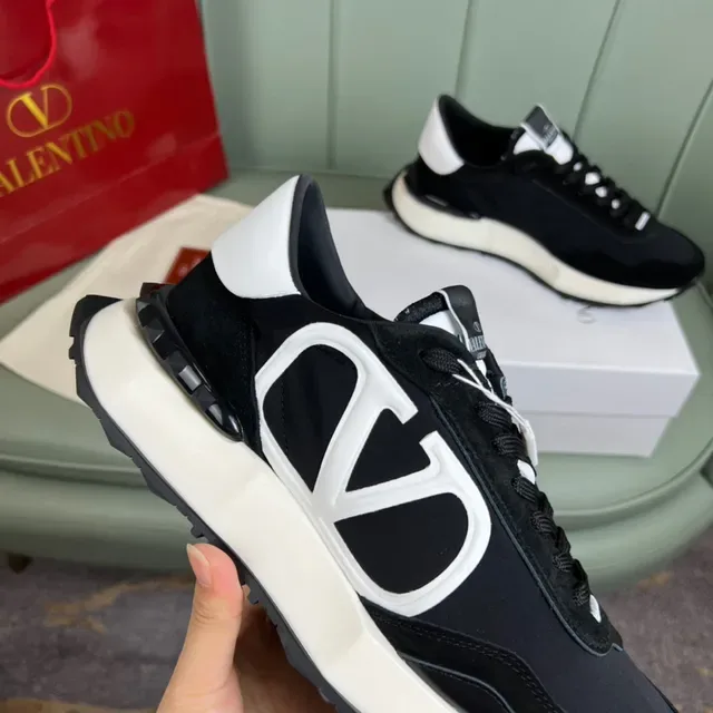 Sneakers Lifestyle Valentino VLTN Runner Noir et Blanc 3