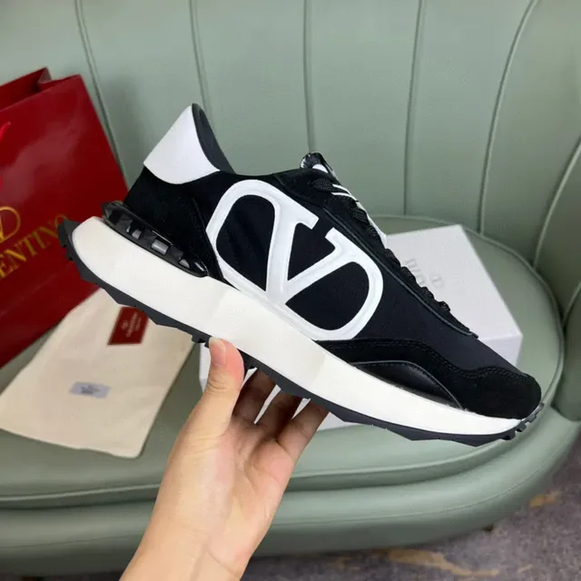 Sneakers Lifestyle Valentino VLTN Runner Noir et Blanc 4